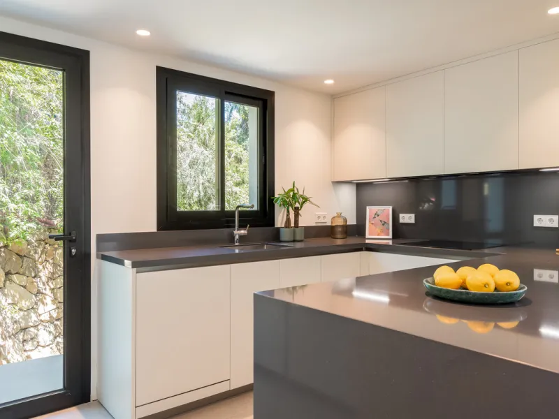 Welcome to a contemporary masterpiece located in the picturesque grounds of Los Naranjos Hill Club in La Cerquilla, Nueva Andalucía. This newly developed Andalusian-style villa offers privacy and elegance in a gated complex. The home's inviting interior i