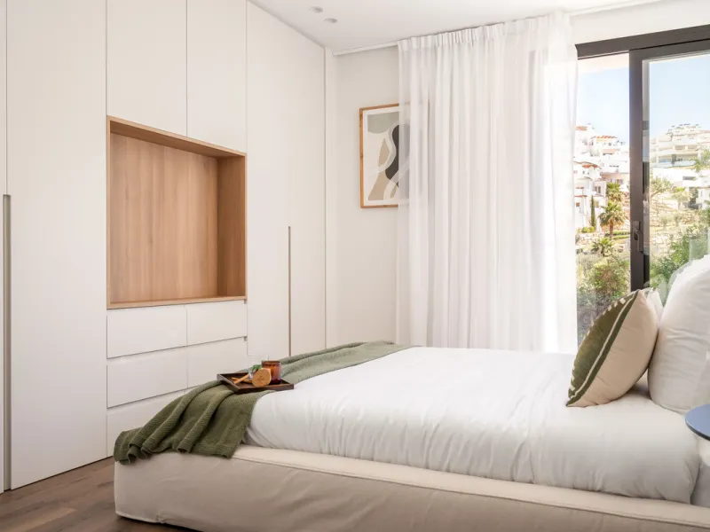 Welcome to a contemporary masterpiece located in the picturesque grounds of Los Naranjos Hill Club in La Cerquilla, Nueva Andalucía. This newly developed Andalusian-style villa offers privacy and elegance in a gated complex. The home's inviting interior i