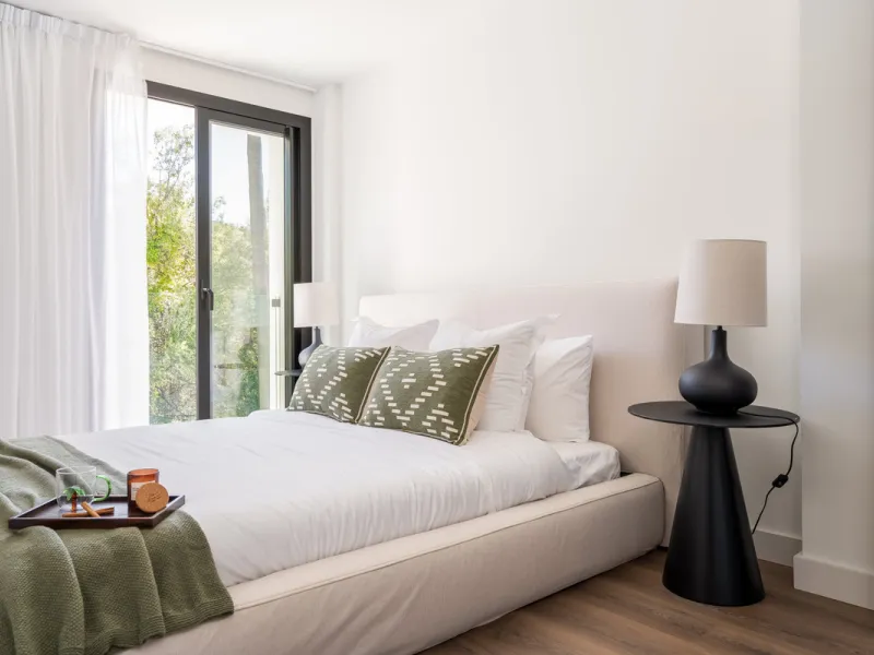 Welcome to a contemporary masterpiece located in the picturesque grounds of Los Naranjos Hill Club in La Cerquilla, Nueva Andalucía. This newly developed Andalusian-style villa offers privacy and elegance in a gated complex. The home's inviting interior i