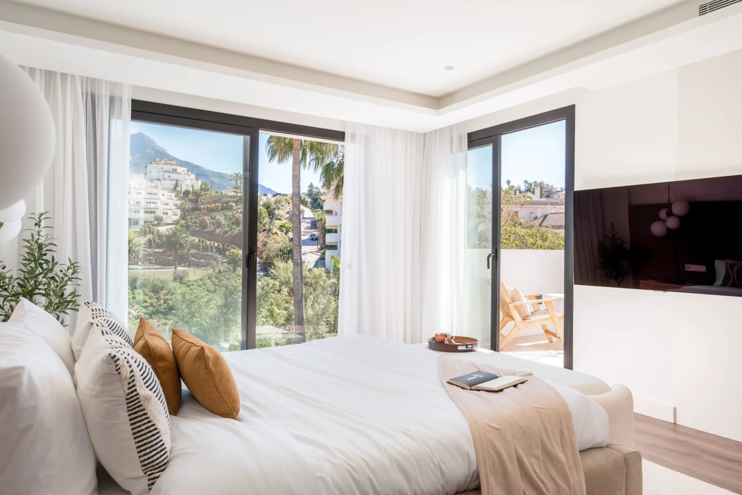 Welcome to a contemporary masterpiece located in the picturesque grounds of Los Naranjos Hill Club in La Cerquilla, Nueva Andalucía. This newly developed Andalusian-style villa offers privacy and elegance in a gated complex. The home's inviting interior i