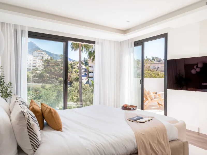 Welcome to a contemporary masterpiece located in the picturesque grounds of Los Naranjos Hill Club in La Cerquilla, Nueva Andalucía. This newly developed Andalusian-style villa offers privacy and elegance in a gated complex. The home's inviting interior i