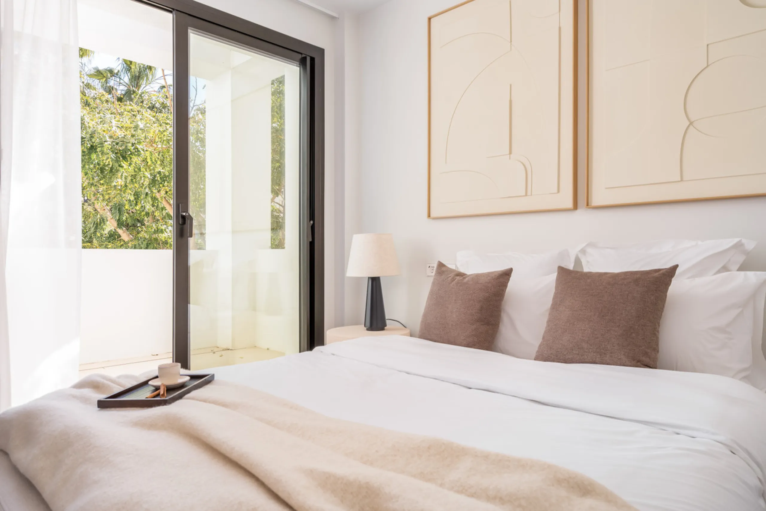 Welcome to a contemporary masterpiece located in the picturesque grounds of Los Naranjos Hill Club in La Cerquilla, Nueva Andalucía. This newly developed Andalusian-style villa offers privacy and elegance in a gated complex. The home's inviting interior i