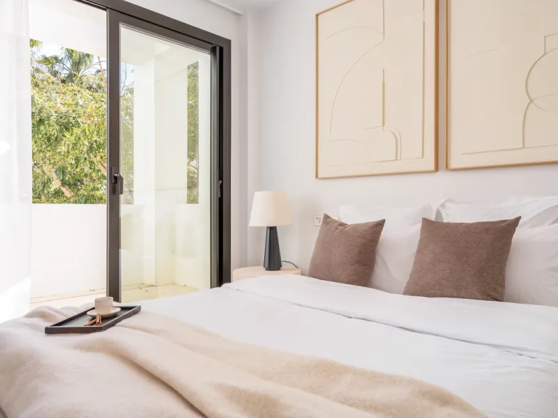 Welcome to a contemporary masterpiece located in the picturesque grounds of Los Naranjos Hill Club in La Cerquilla, Nueva Andalucía. This newly developed Andalusian-style villa offers privacy and elegance in a gated complex. The home's inviting interior i