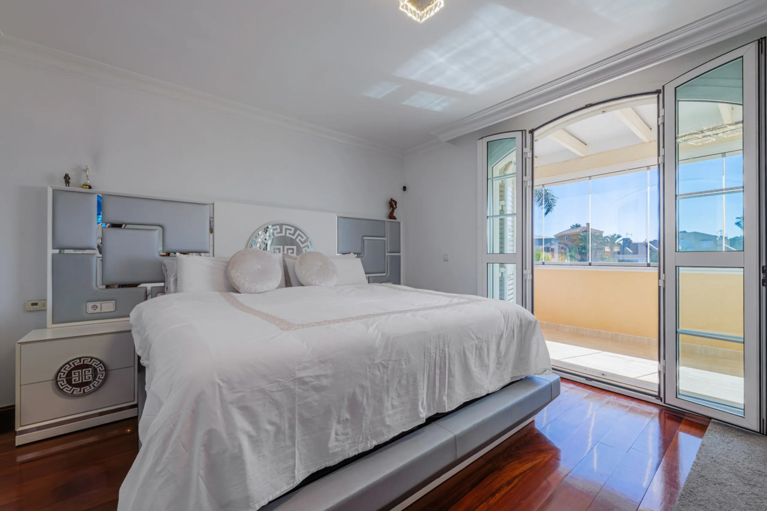 House - Detached Villa в продаже в Málaga, Málaga. В доме 8 спален и 5 ванных комнат. Площадь дома 685 м². Площадь участка 1250 м²