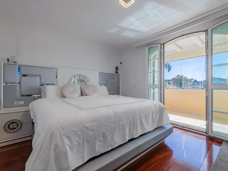 House - Detached Villa в продаже в Málaga, Málaga. В доме 8 спален и 5 ванных комнат. Площадь дома 685 м². Площадь участка 1250 м²
