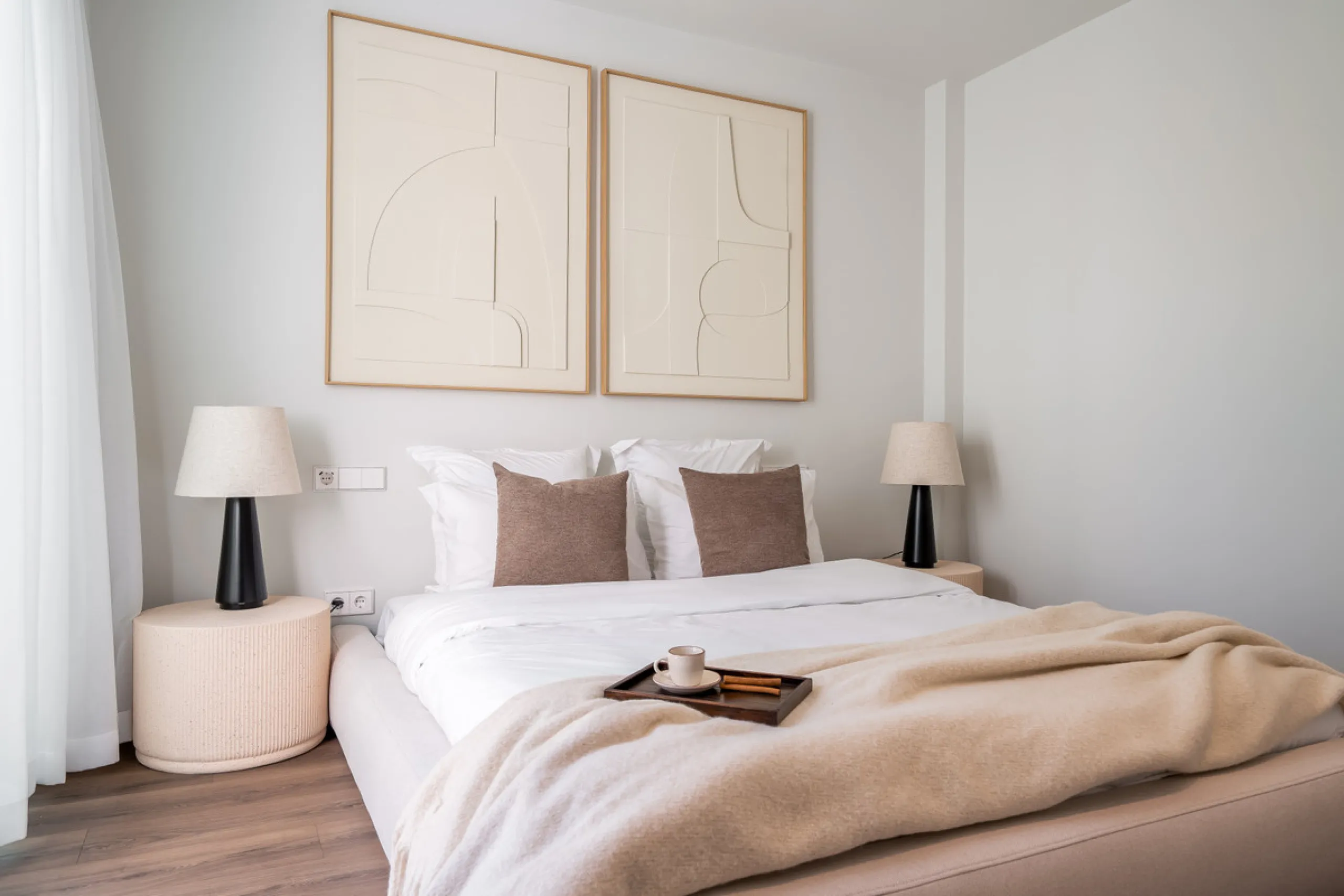 Welcome to a contemporary masterpiece located in the picturesque grounds of Los Naranjos Hill Club in La Cerquilla, Nueva Andalucía. This newly developed Andalusian-style villa offers privacy and elegance in a gated complex. The home's inviting interior i