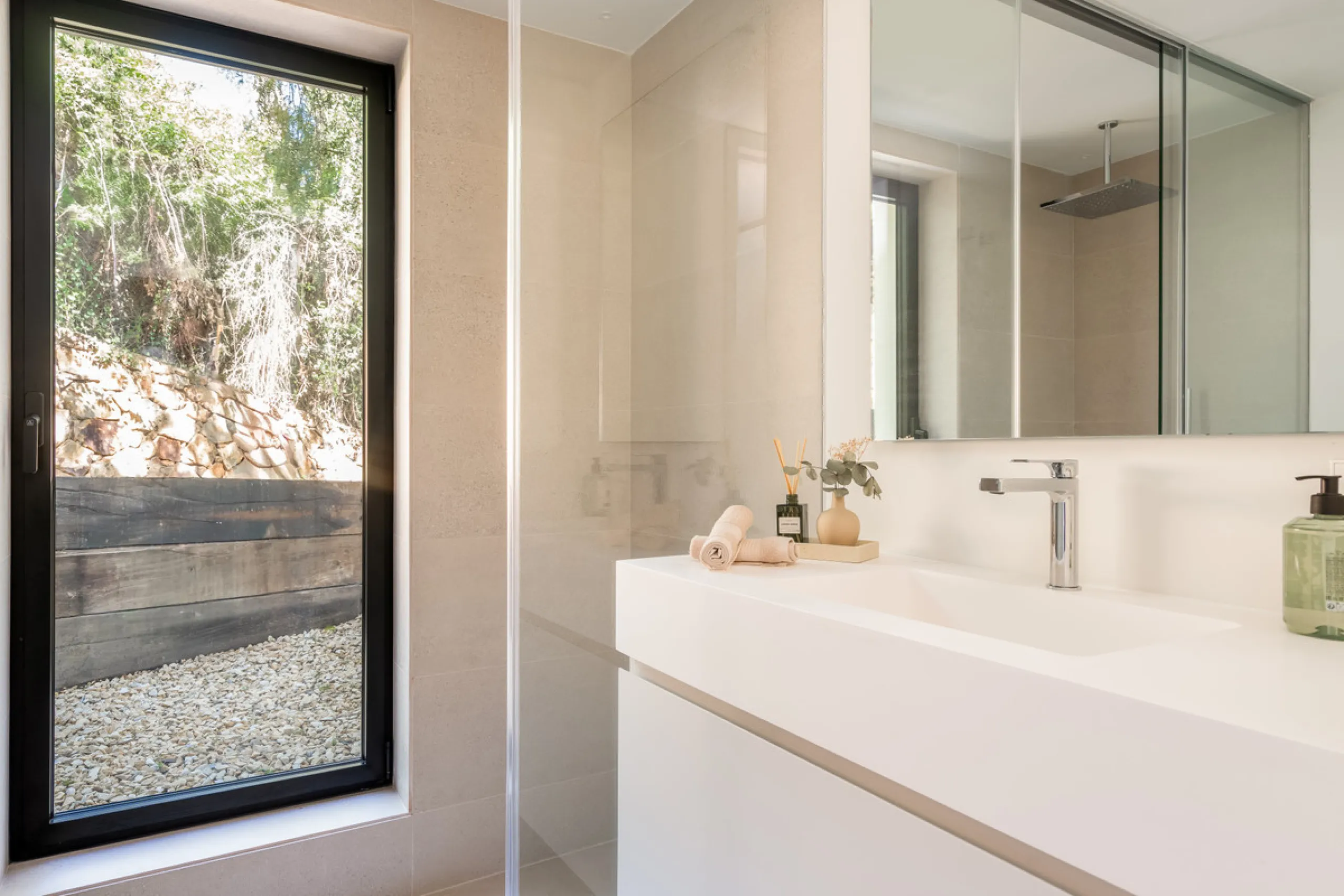 Welcome to a contemporary masterpiece located in the picturesque grounds of Los Naranjos Hill Club in La Cerquilla, Nueva Andalucía. This newly developed Andalusian-style villa offers privacy and elegance in a gated complex. The home's inviting interior i