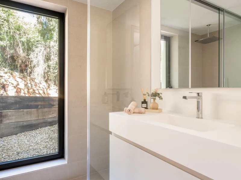 Welcome to a contemporary masterpiece located in the picturesque grounds of Los Naranjos Hill Club in La Cerquilla, Nueva Andalucía. This newly developed Andalusian-style villa offers privacy and elegance in a gated complex. The home's inviting interior i