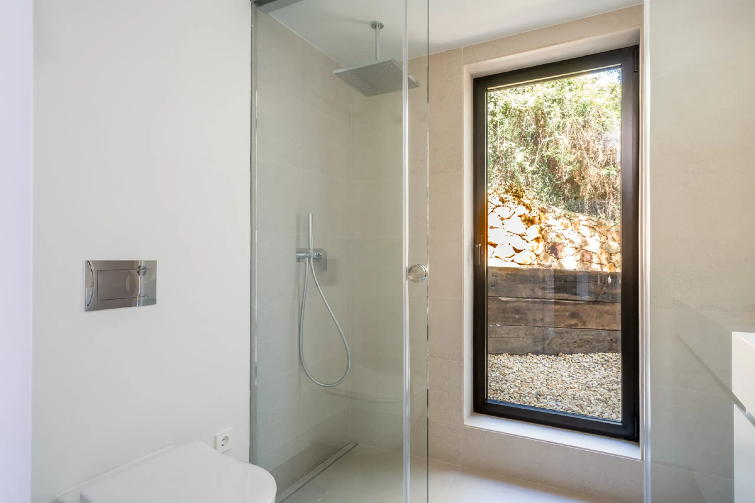 Welcome to a contemporary masterpiece located in the picturesque grounds of Los Naranjos Hill Club in La Cerquilla, Nueva Andalucía. This newly developed Andalusian-style villa offers privacy and elegance in a gated complex. The home's inviting interior i