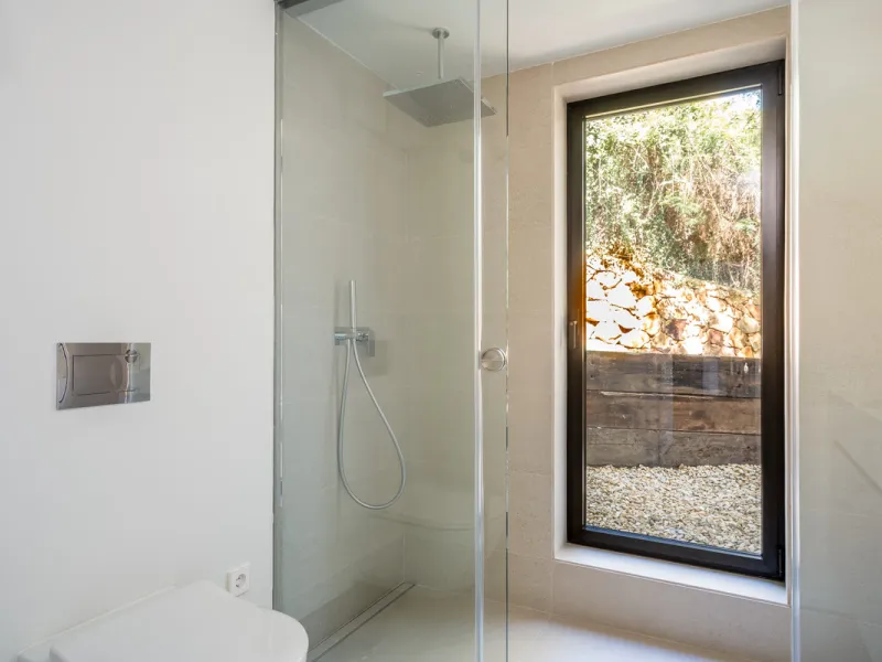 Welcome to a contemporary masterpiece located in the picturesque grounds of Los Naranjos Hill Club in La Cerquilla, Nueva Andalucía. This newly developed Andalusian-style villa offers privacy and elegance in a gated complex. The home's inviting interior i