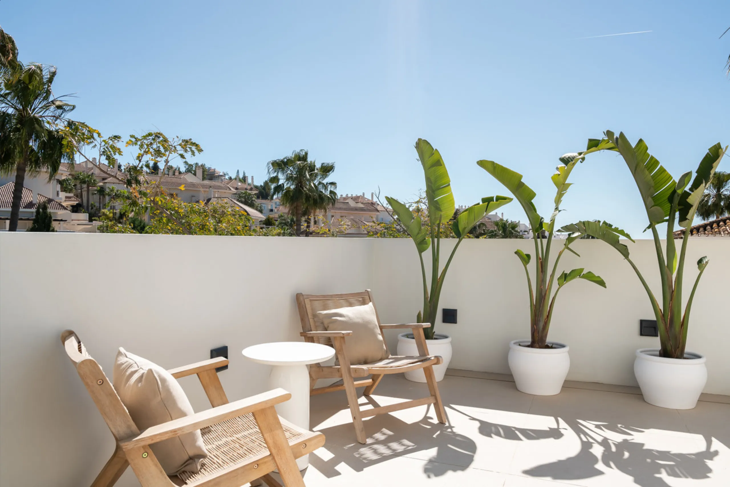 Welcome to a contemporary masterpiece located in the picturesque grounds of Los Naranjos Hill Club in La Cerquilla, Nueva Andalucía. This newly developed Andalusian-style villa offers privacy and elegance in a gated complex. The home's inviting interior i