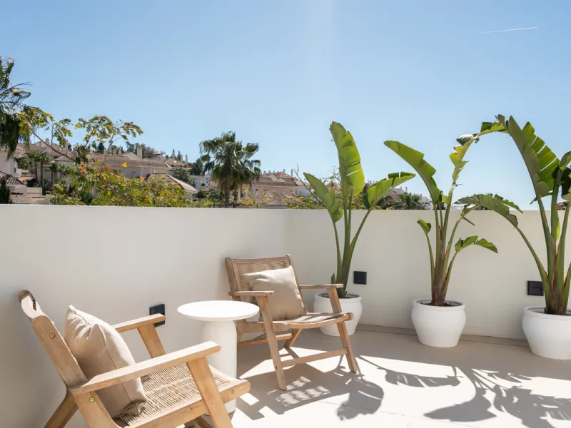Welcome to a contemporary masterpiece located in the picturesque grounds of Los Naranjos Hill Club in La Cerquilla, Nueva Andalucía. This newly developed Andalusian-style villa offers privacy and elegance in a gated complex. The home's inviting interior i