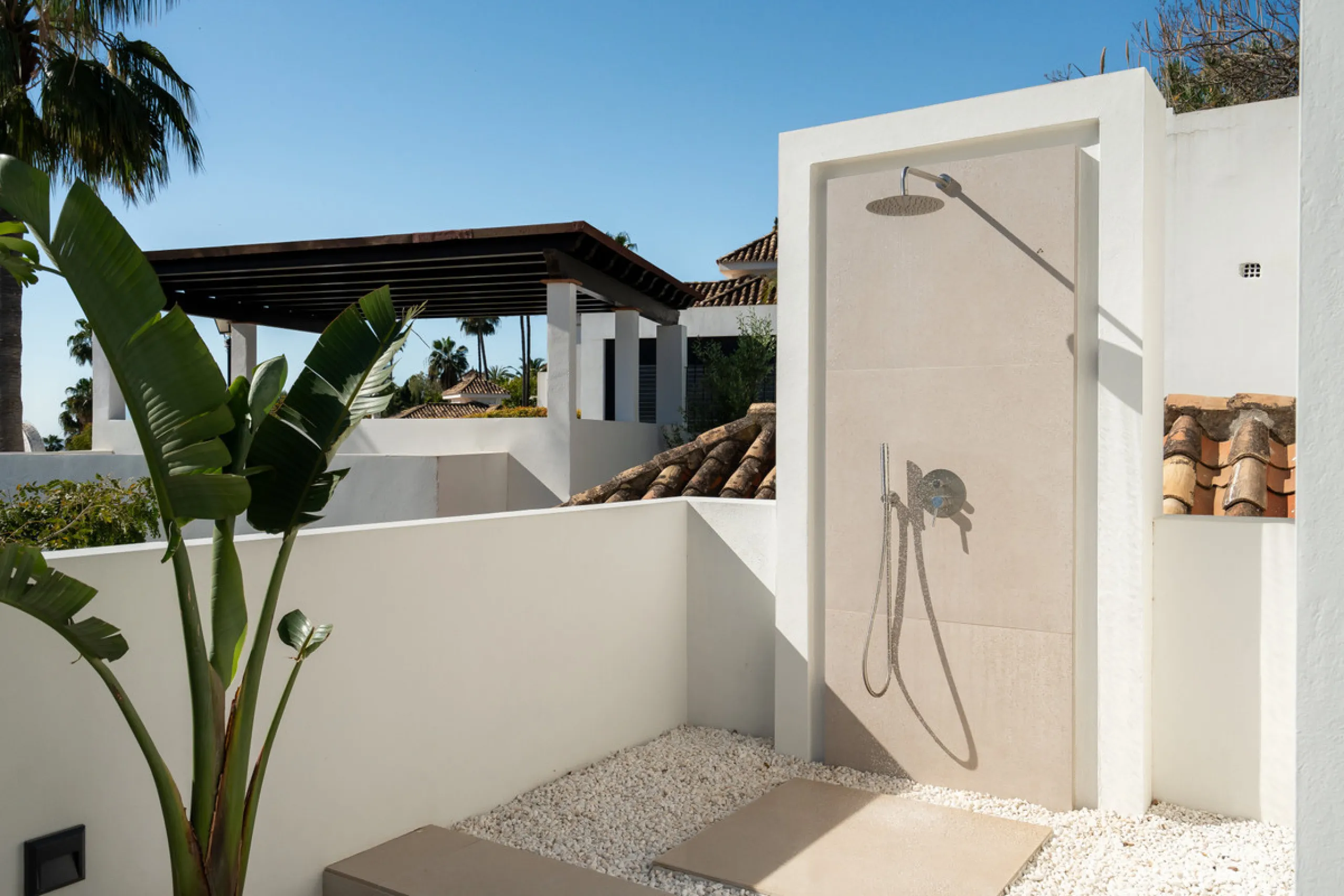 Welcome to a contemporary masterpiece located in the picturesque grounds of Los Naranjos Hill Club in La Cerquilla, Nueva Andalucía. This newly developed Andalusian-style villa offers privacy and elegance in a gated complex. The home's inviting interior i