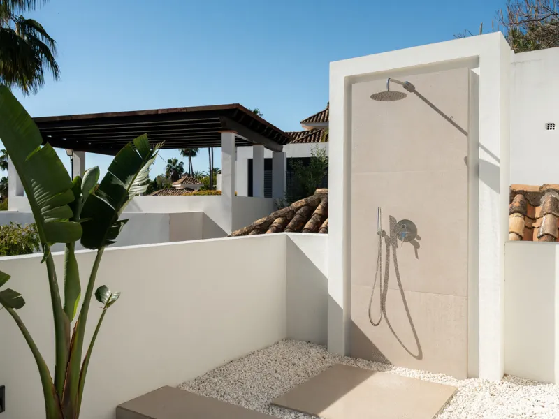 Welcome to a contemporary masterpiece located in the picturesque grounds of Los Naranjos Hill Club in La Cerquilla, Nueva Andalucía. This newly developed Andalusian-style villa offers privacy and elegance in a gated complex. The home's inviting interior i