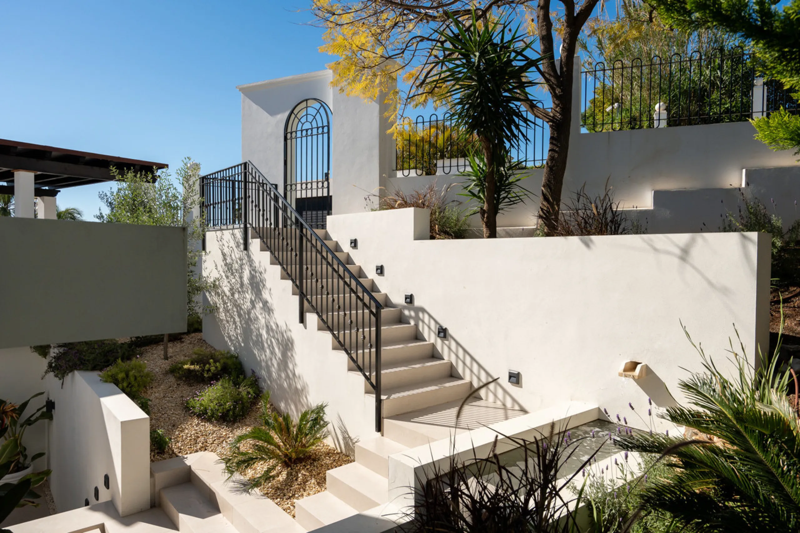Welcome to a contemporary masterpiece located in the picturesque grounds of Los Naranjos Hill Club in La Cerquilla, Nueva Andalucía. This newly developed Andalusian-style villa offers privacy and elegance in a gated complex. The home's inviting interior i