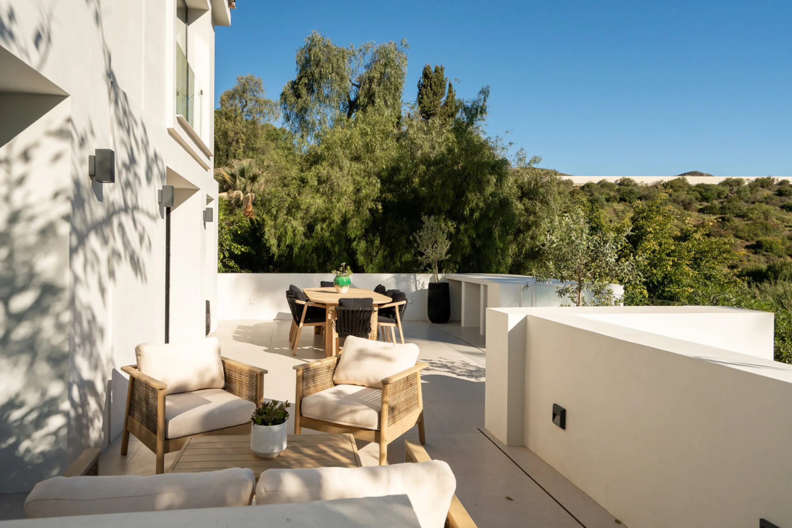 Welcome to a contemporary masterpiece located in the picturesque grounds of Los Naranjos Hill Club in La Cerquilla, Nueva Andalucía. This newly developed Andalusian-style villa offers privacy and elegance in a gated complex. The home's inviting interior i