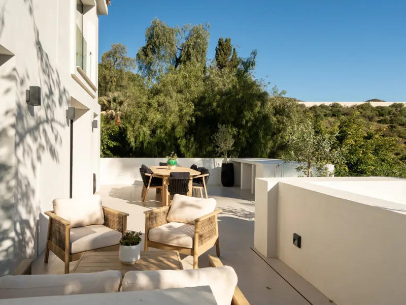 Welcome to a contemporary masterpiece located in the picturesque grounds of Los Naranjos Hill Club in La Cerquilla, Nueva Andalucía. This newly developed Andalusian-style villa offers privacy and elegance in a gated complex. The home's inviting interior i