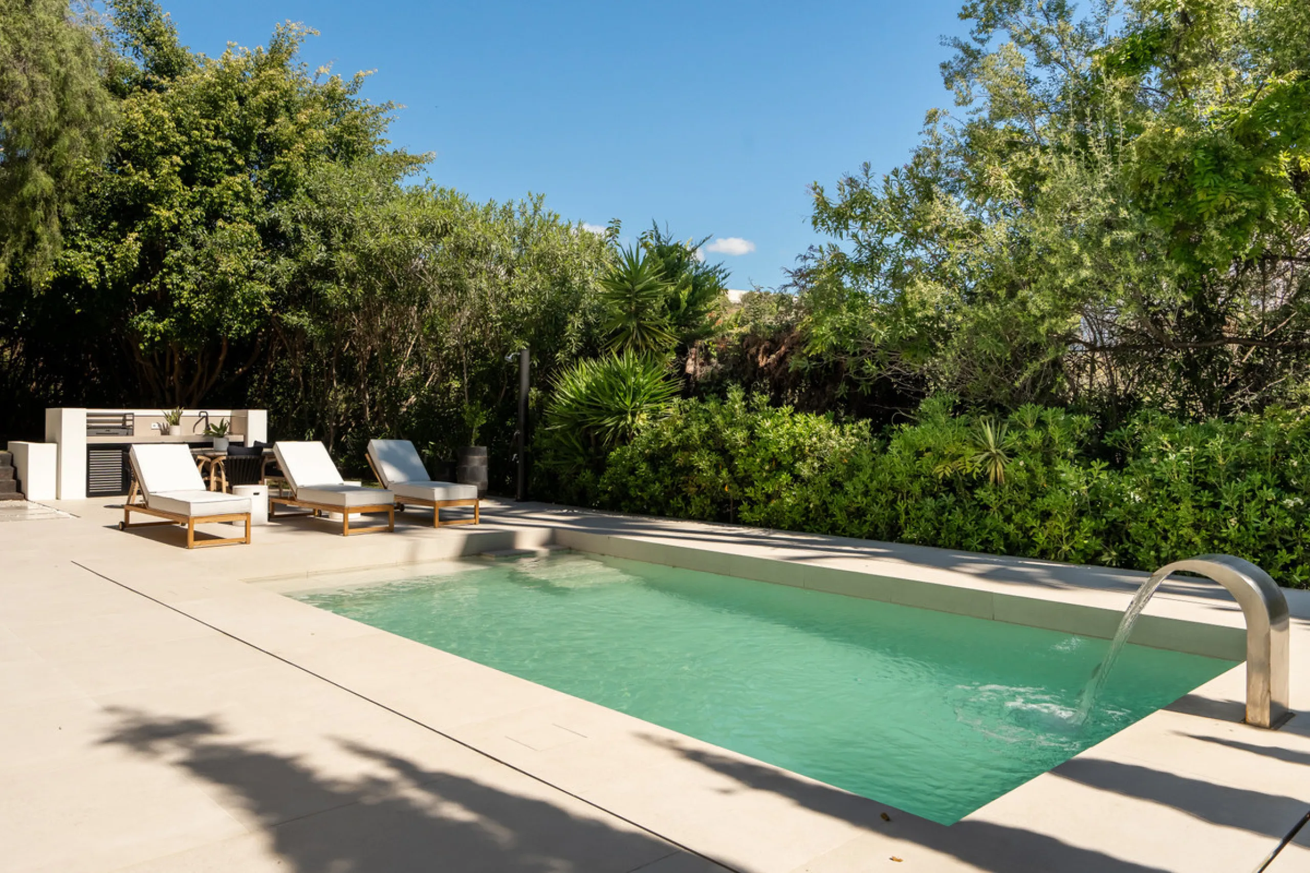 Welcome to a contemporary masterpiece located in the picturesque grounds of Los Naranjos Hill Club in La Cerquilla, Nueva Andalucía. This newly developed Andalusian-style villa offers privacy and elegance in a gated complex. The home's inviting interior i