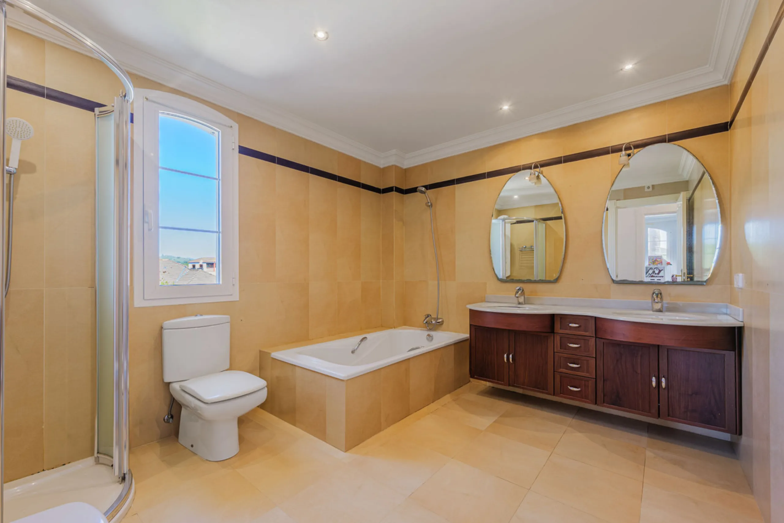 House - Detached Villa в продаже в Málaga, Málaga. В доме 8 спален и 5 ванных комнат. Площадь дома 685 м². Площадь участка 1250 м²