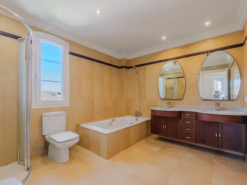 House - Detached Villa в продаже в Málaga, Málaga. В доме 8 спален и 5 ванных комнат. Площадь дома 685 м². Площадь участка 1250 м²