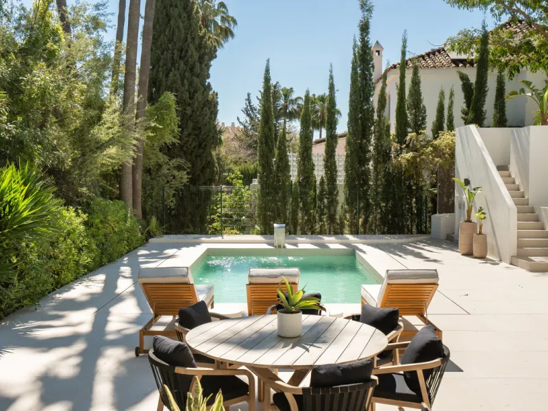Welcome to a contemporary masterpiece located in the picturesque grounds of Los Naranjos Hill Club in La Cerquilla, Nueva Andalucía. This newly developed Andalusian-style villa offers privacy and elegance in a gated complex. The home's inviting interior i