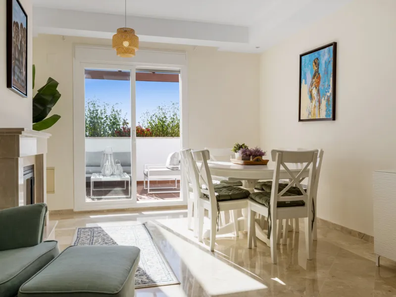 Discover an elegant 4 bedroom, 3 bathroom duplex in the sought after Aloha Royal complex, located in the heart of Nueva Andalucía's Golf Valley just minutes from Puerto Banús and Marbella's golden beaches.