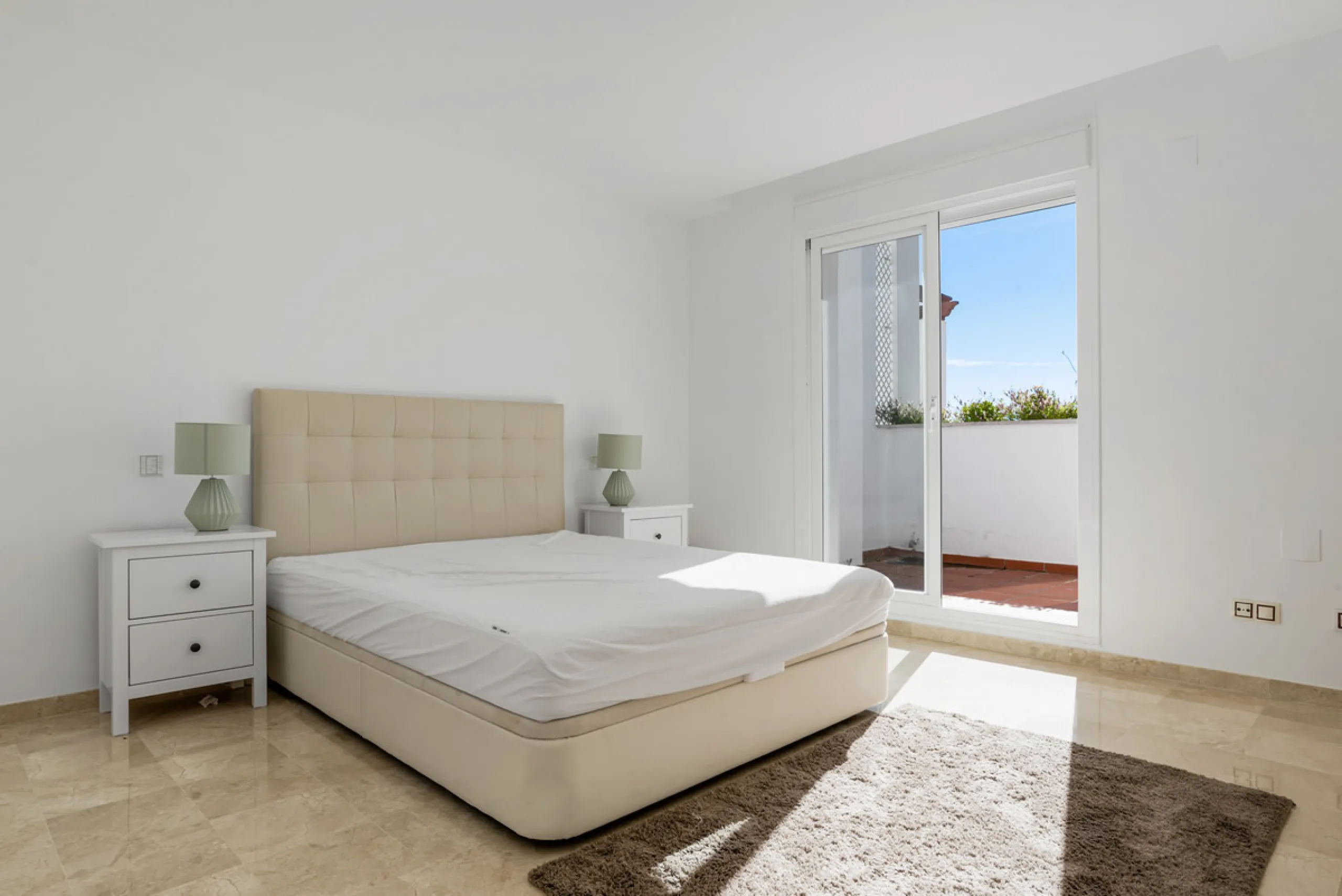 Apartment - Duplex в продаже в Marbella, Málaga. В доме 4 спален и 4 ванных комнат. Площадь дома 186 м²