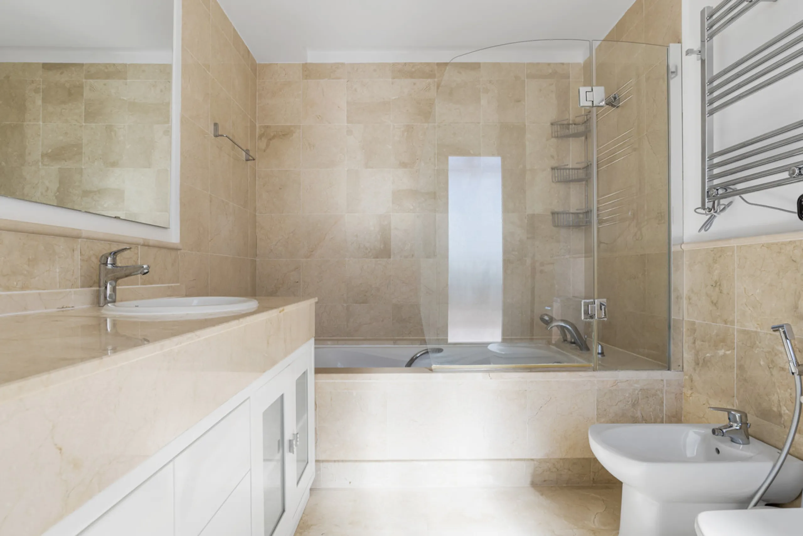 Apartment - Duplex в продаже в Marbella, Málaga. В доме 4 спален и 4 ванных комнат. Площадь дома 186 м²
