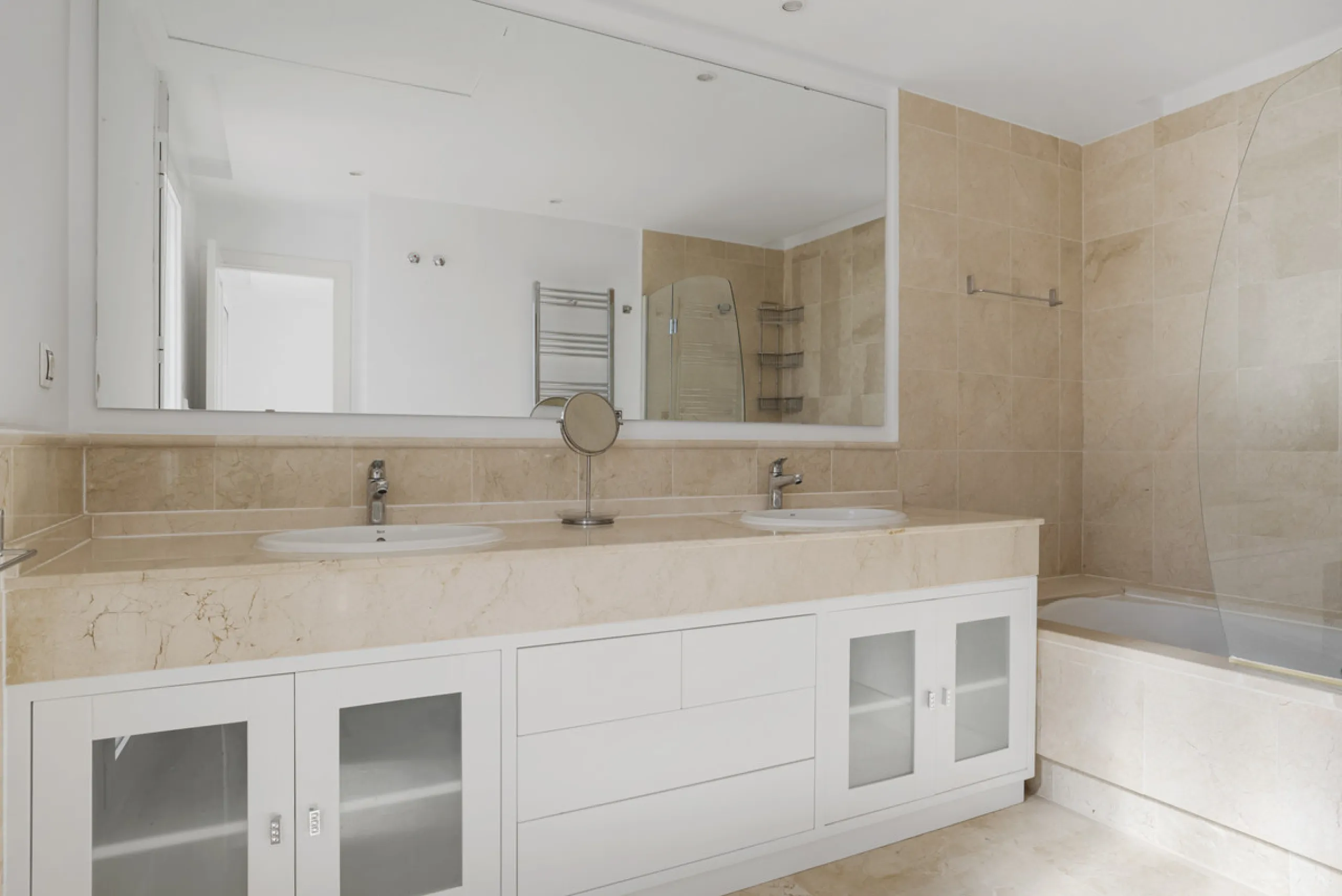 Apartment - Duplex в продаже в Marbella, Málaga. В доме 4 спален и 4 ванных комнат. Площадь дома 186 м²