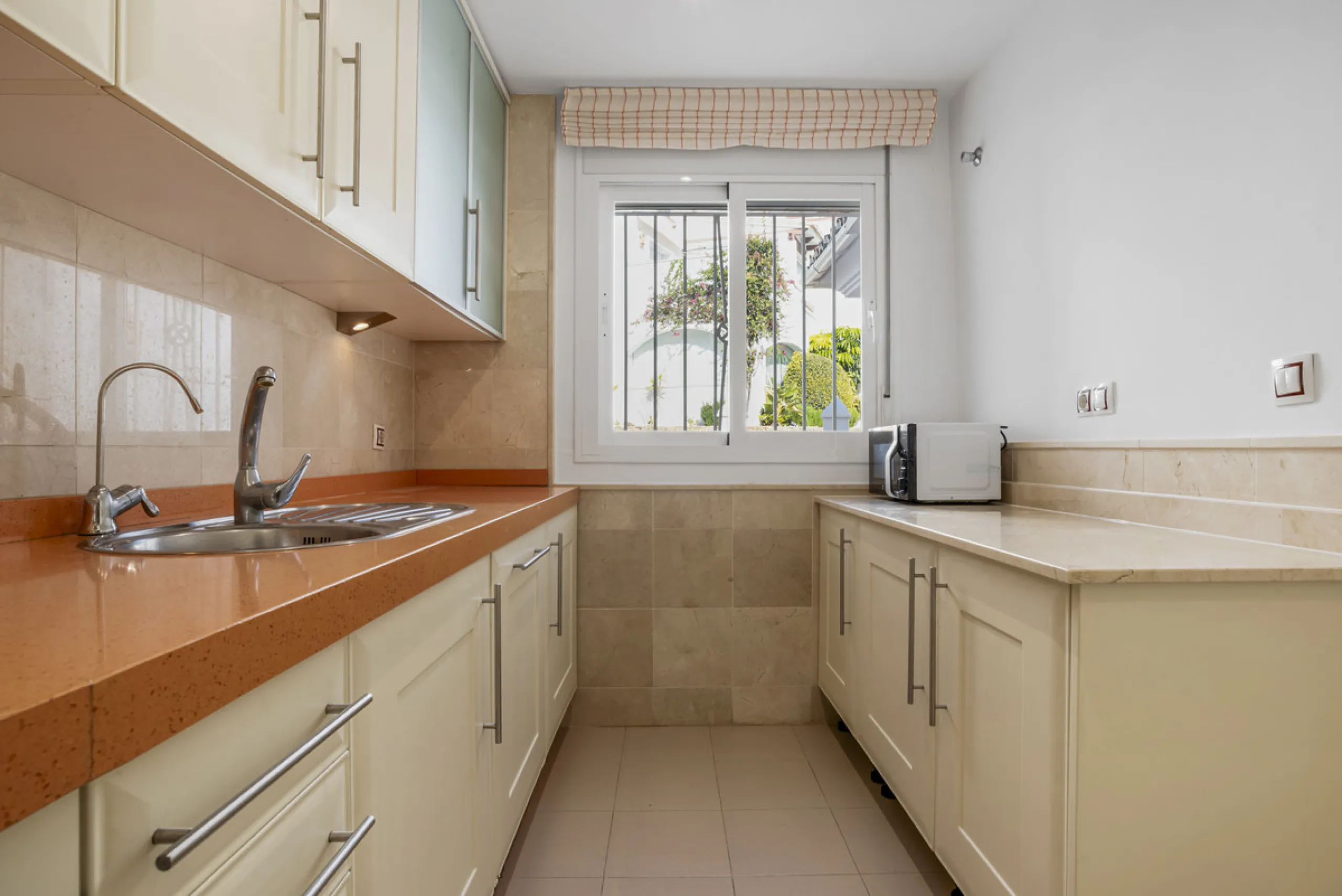 Apartment - Duplex в продаже в Marbella, Málaga. В доме 4 спален и 4 ванных комнат. Площадь дома 186 м²