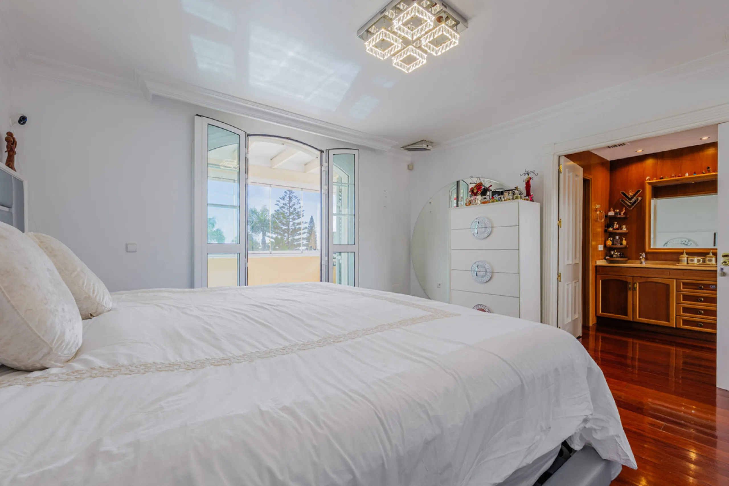 House - Detached Villa в продаже в Málaga, Málaga. В доме 8 спален и 5 ванных комнат. Площадь дома 685 м². Площадь участка 1250 м²