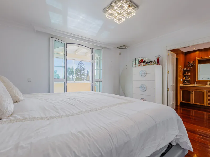 House - Detached Villa в продаже в Málaga, Málaga. В доме 8 спален и 5 ванных комнат. Площадь дома 685 м². Площадь участка 1250 м²
