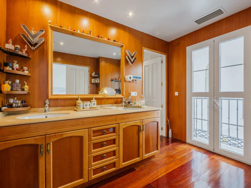House - Detached Villa в продаже в Málaga, Málaga. В доме 8 спален и 5 ванных комнат. Площадь дома 685 м². Площадь участка 1250 м²