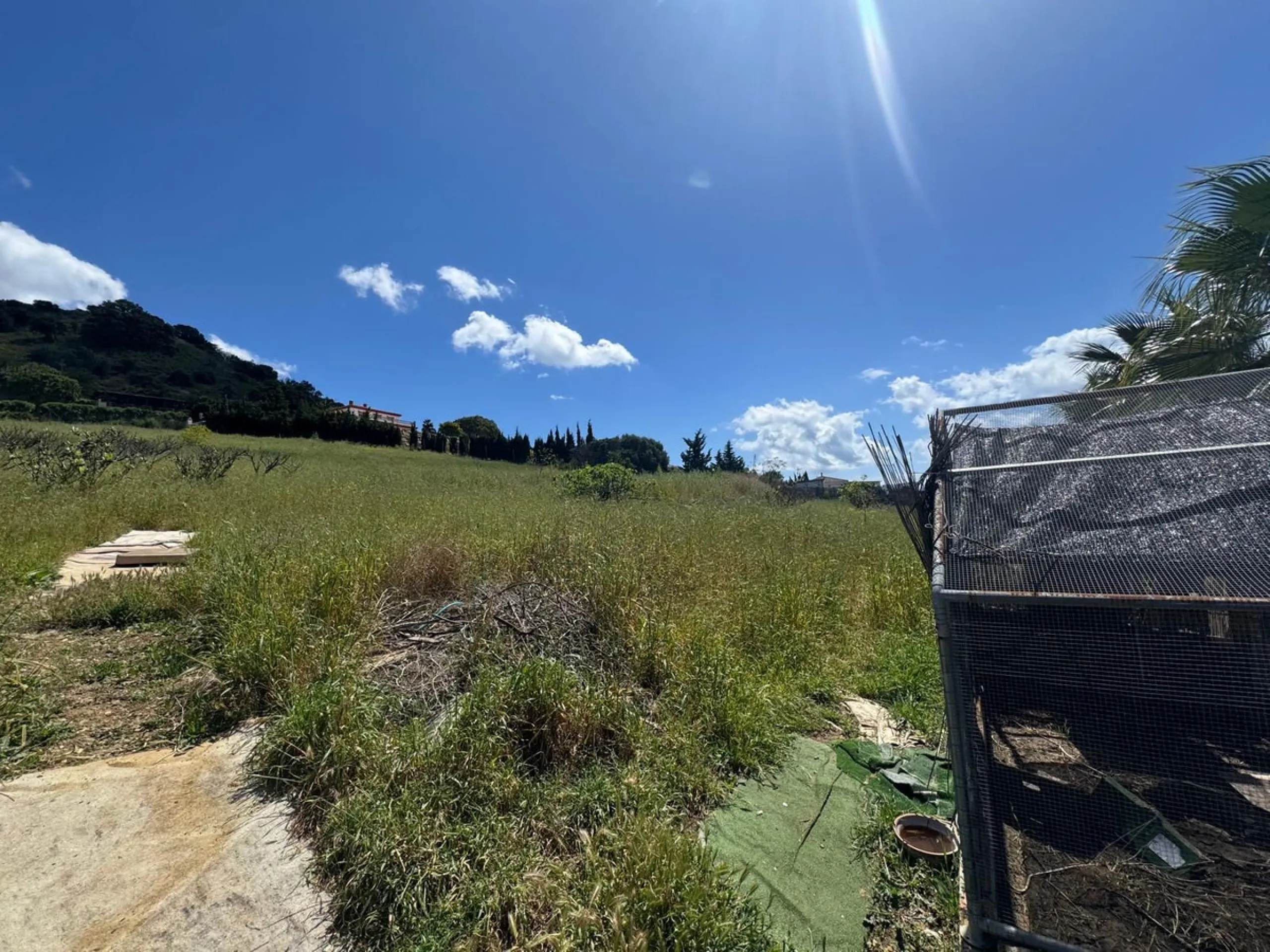 Great opportunity for investors in New Golden Mile. 254M2 built house with big plot of 9200M2. Sea views and pool.