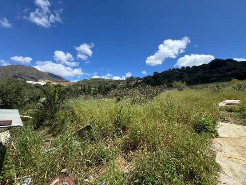 Great opportunity for investors in New Golden Mile. 254M2 built house with big plot of 9200M2. Sea views and pool.