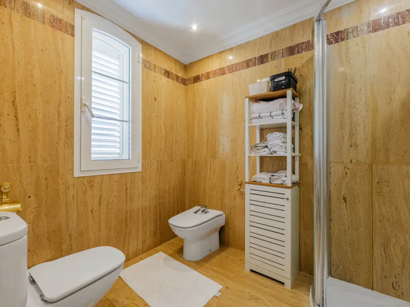 House - Detached Villa в продаже в Málaga, Málaga. В доме 8 спален и 5 ванных комнат. Площадь дома 685 м². Площадь участка 1250 м²