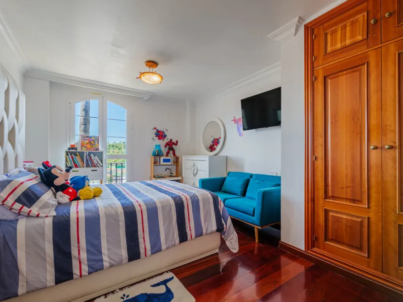 House - Detached Villa в продаже в Málaga, Málaga. В доме 8 спален и 5 ванных комнат. Площадь дома 685 м². Площадь участка 1250 м²