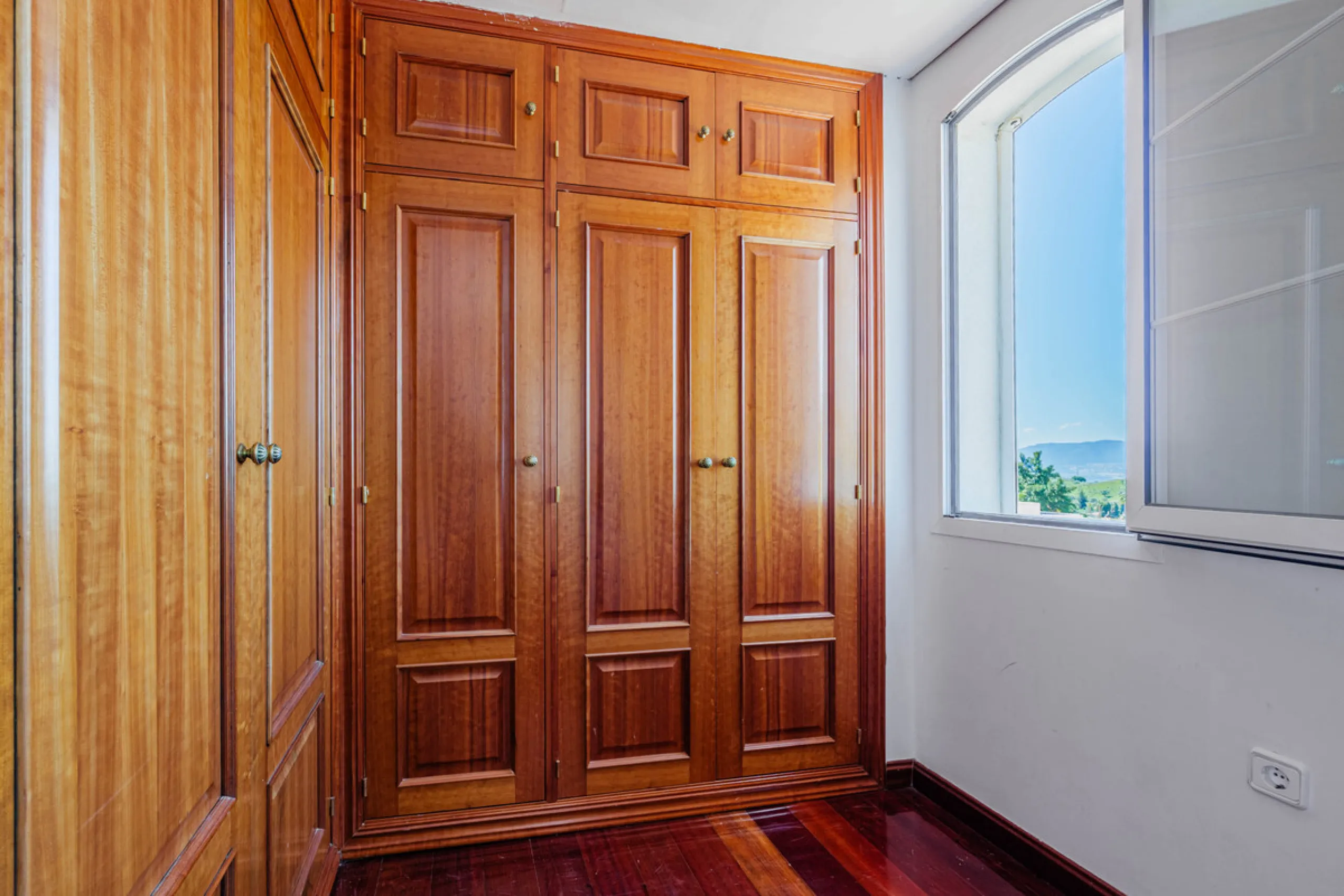 House - Detached Villa в продаже в Málaga, Málaga. В доме 8 спален и 5 ванных комнат. Площадь дома 685 м². Площадь участка 1250 м²