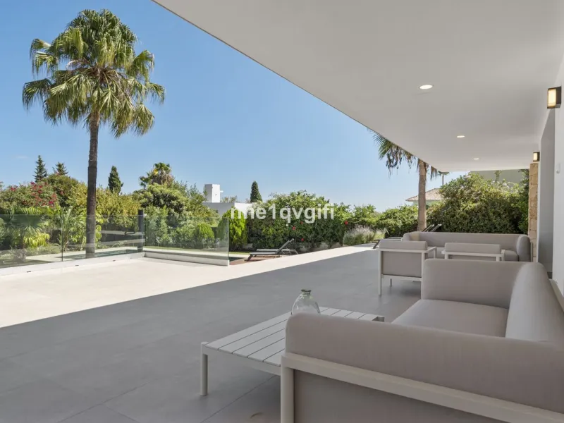 Easy viewings! Keys in the office.