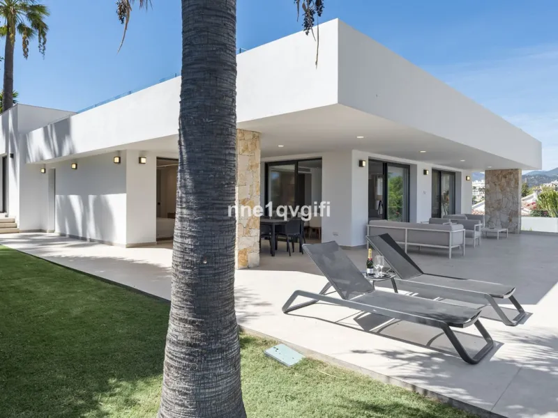 Easy viewings! Keys in the office.