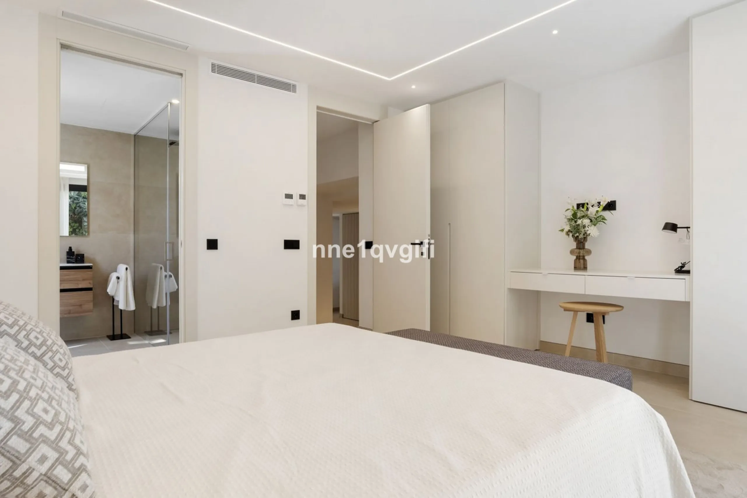 Easy viewings! Keys in the office.