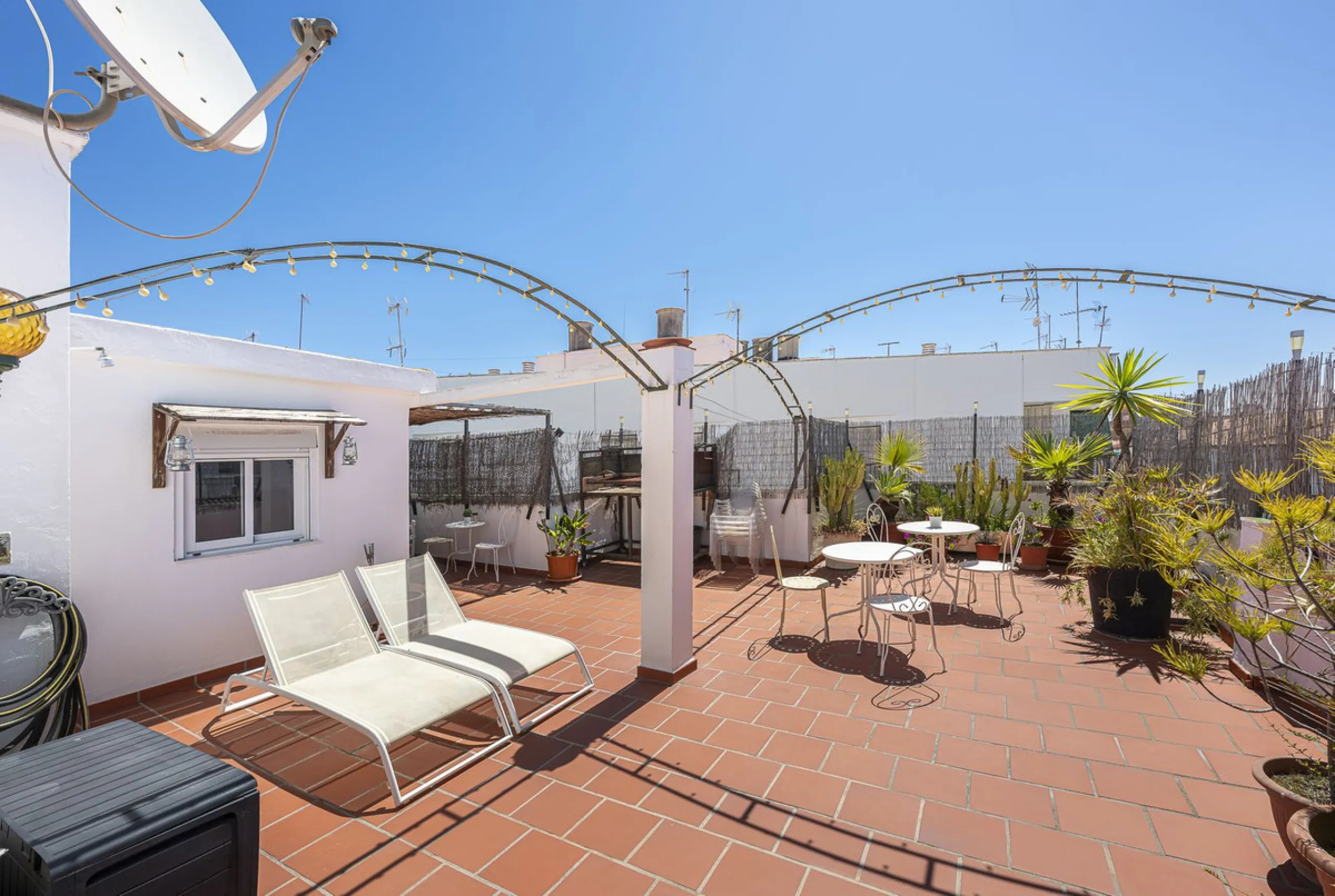 Strategic Investment in Marbella: Licensed Tourist Penthouse with Rooftop Terrace - constant flow of guests with over 90% occupancy - proven high profitability.