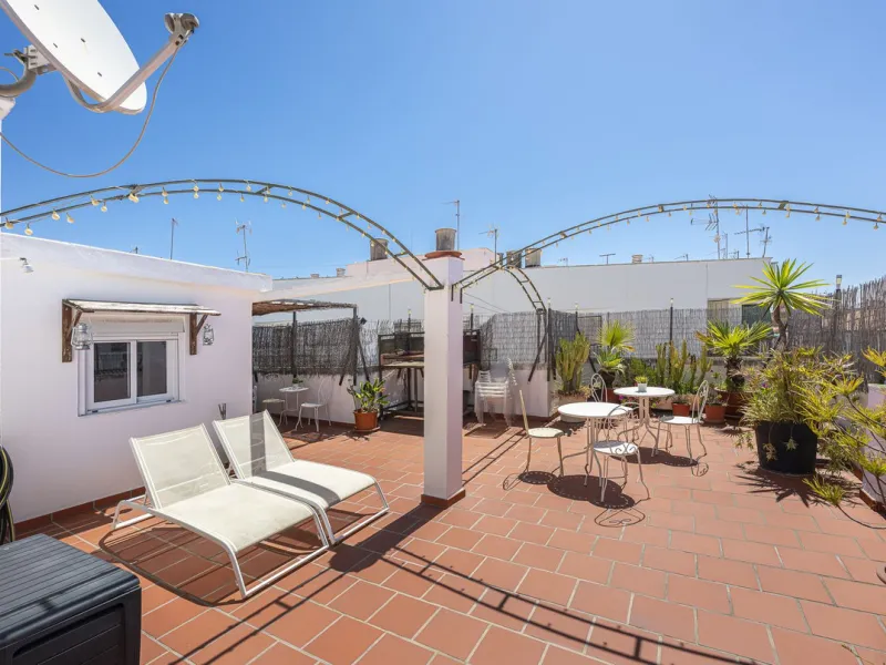 Strategic Investment in Marbella: Licensed Tourist Penthouse with Rooftop Terrace - constant flow of guests with over 90% occupancy - proven high profitability.