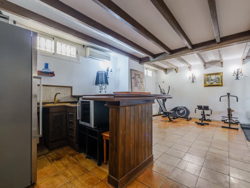 House - Detached Villa в продаже в Málaga, Málaga. В доме 8 спален и 5 ванных комнат. Площадь дома 685 м². Площадь участка 1250 м²
