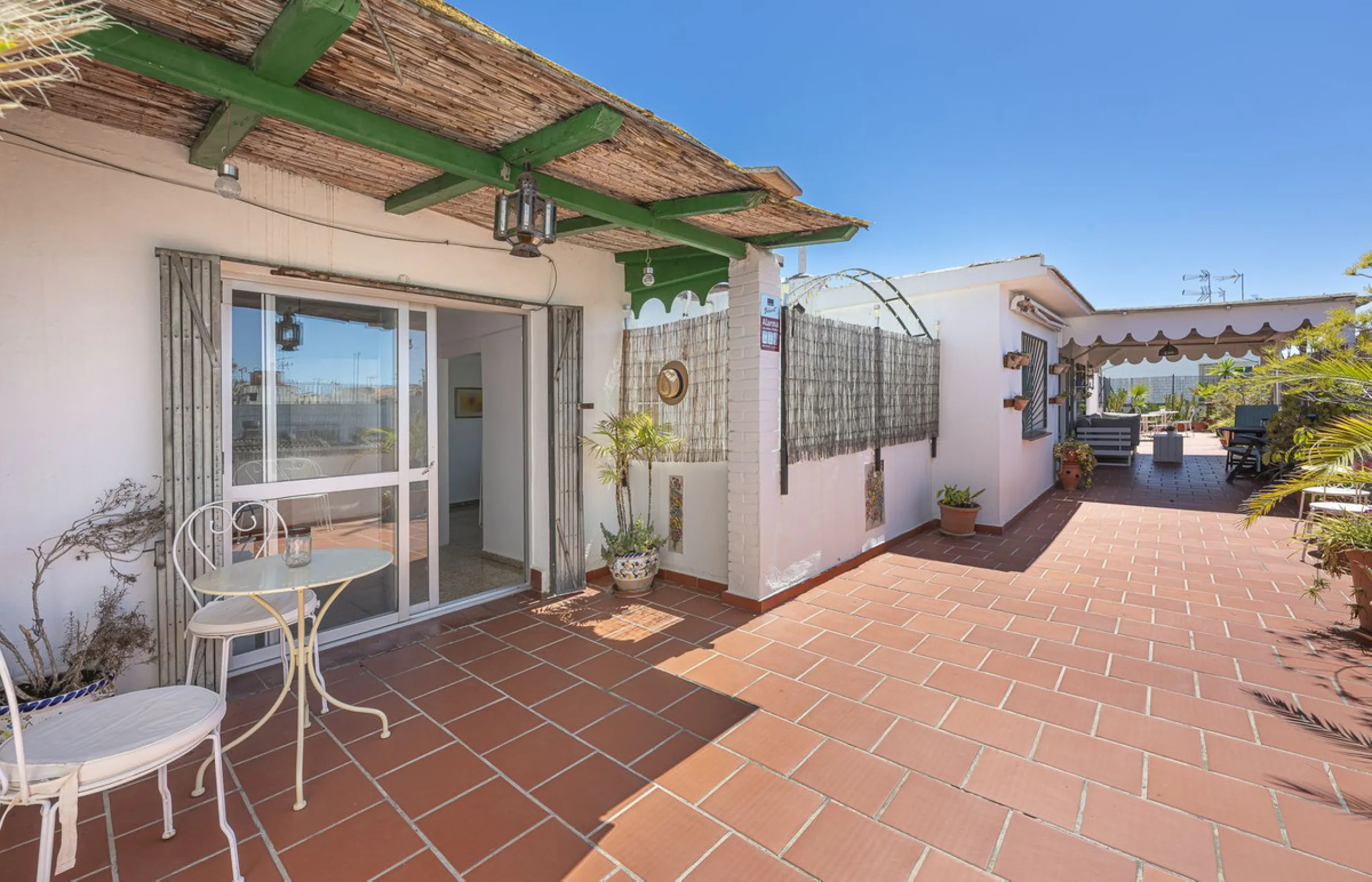 Strategic Investment in Marbella: Licensed Tourist Penthouse with Rooftop Terrace - constant flow of guests with over 90% occupancy - proven high profitability.