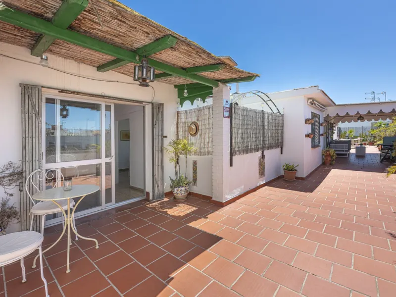 Strategic Investment in Marbella: Licensed Tourist Penthouse with Rooftop Terrace - constant flow of guests with over 90% occupancy - proven high profitability.