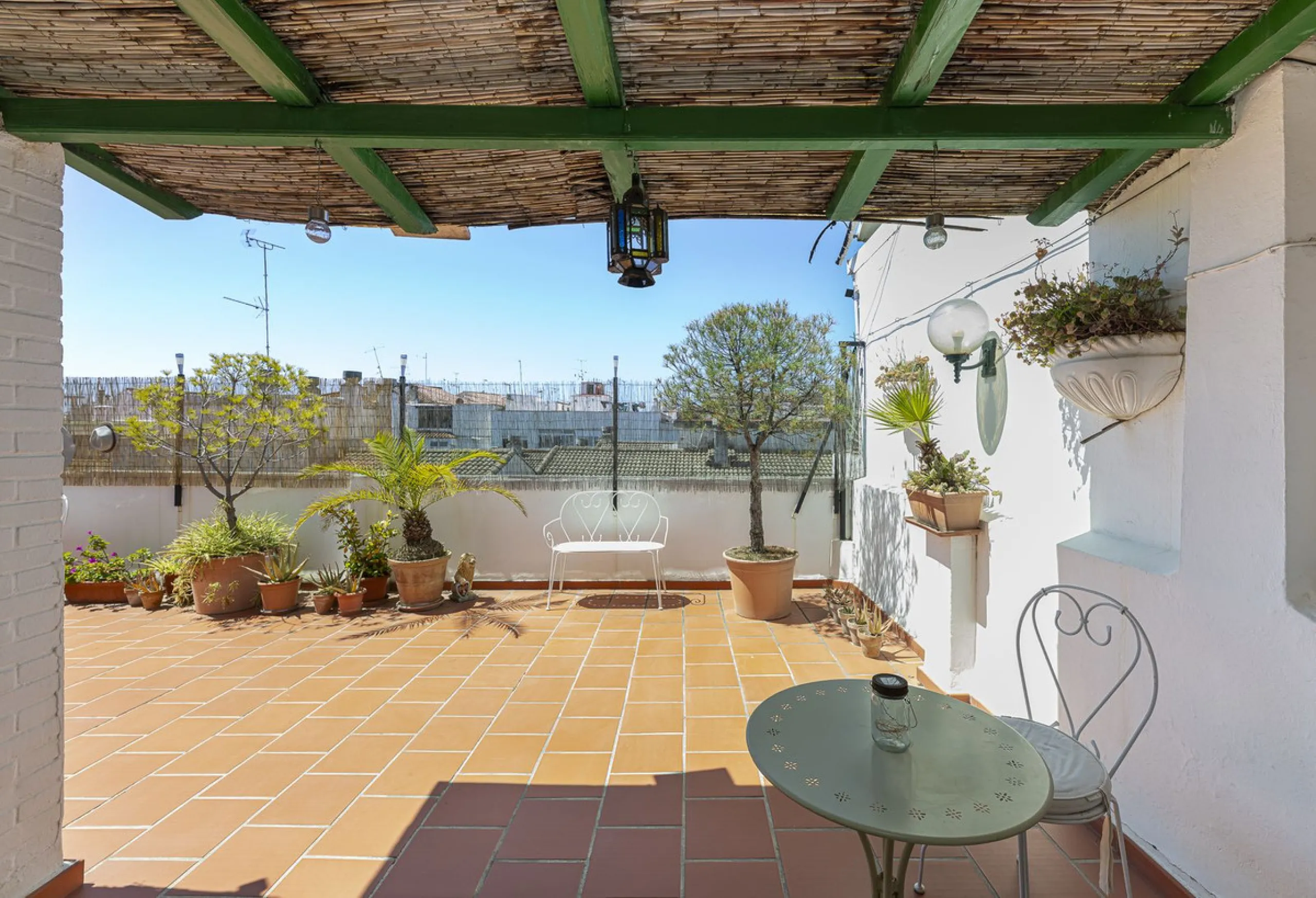 Strategic Investment in Marbella: Licensed Tourist Penthouse with Rooftop Terrace - constant flow of guests with over 90% occupancy - proven high profitability.