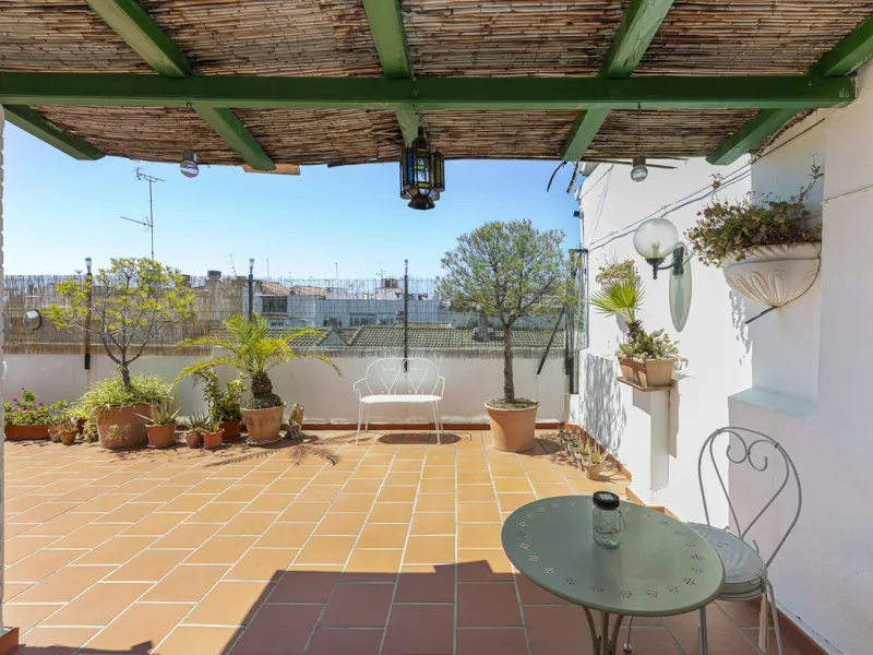 Strategic Investment in Marbella: Licensed Tourist Penthouse with Rooftop Terrace - constant flow of guests with over 90% occupancy - proven high profitability.