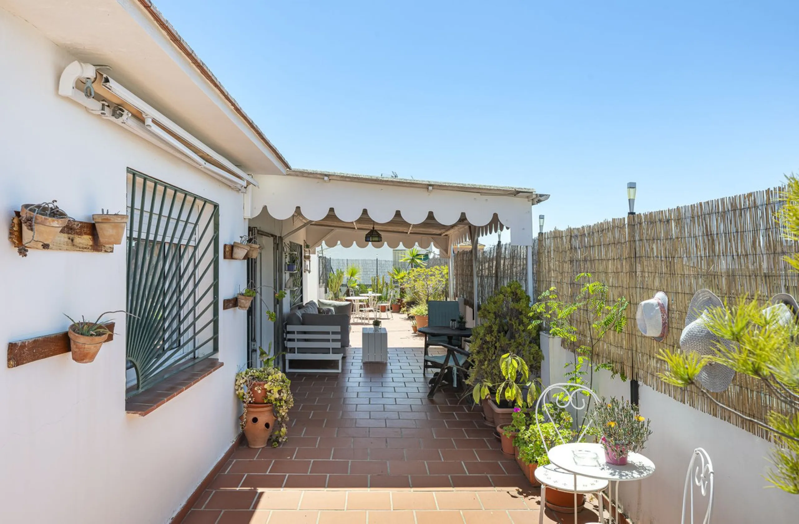 Strategic Investment in Marbella: Licensed Tourist Penthouse with Rooftop Terrace - constant flow of guests with over 90% occupancy - proven high profitability.
