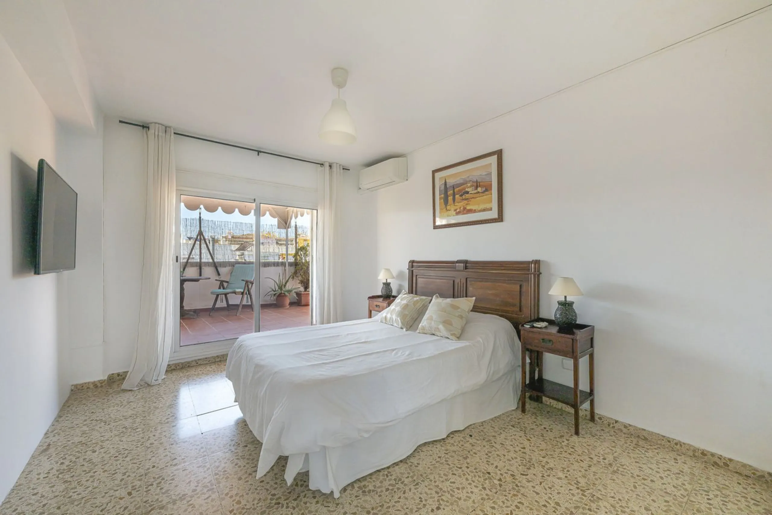 Strategic Investment in Marbella: Licensed Tourist Penthouse with Rooftop Terrace - constant flow of guests with over 90% occupancy - proven high profitability.